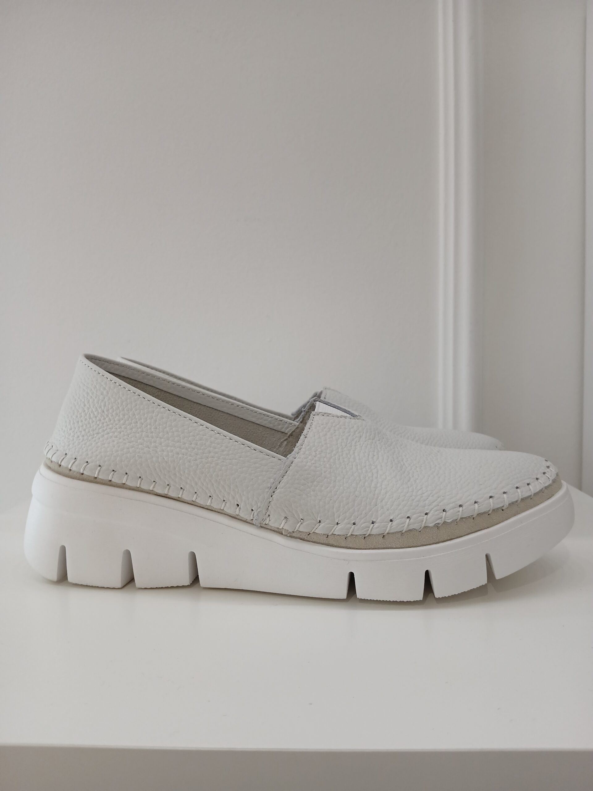 filippo_feher_slipon Filippo fehér belebújós félcipő - Kép 1